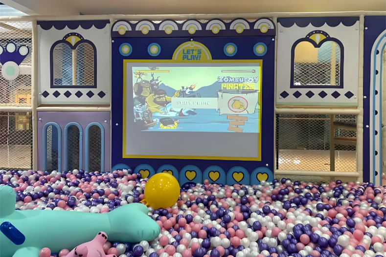 Piscina de la bola de océano y bola mágica rompiendo