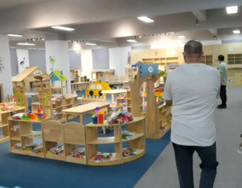 Kindergarten customers visit the factory