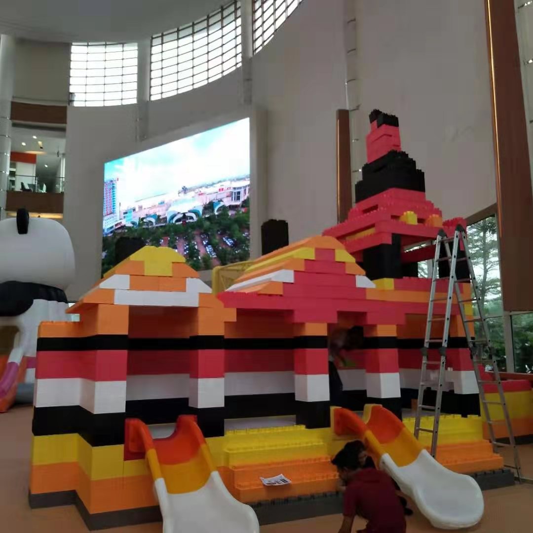 GIANT BALL PIT (3)