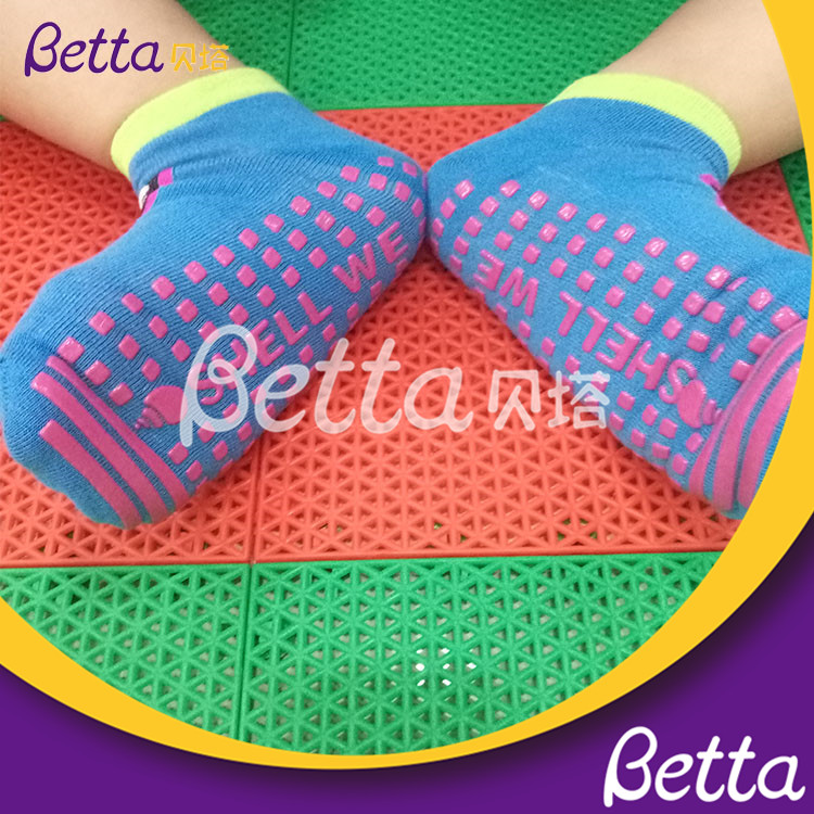 2019 Betta Customized Anti Slip Kids Trampoline Park Socks Grip